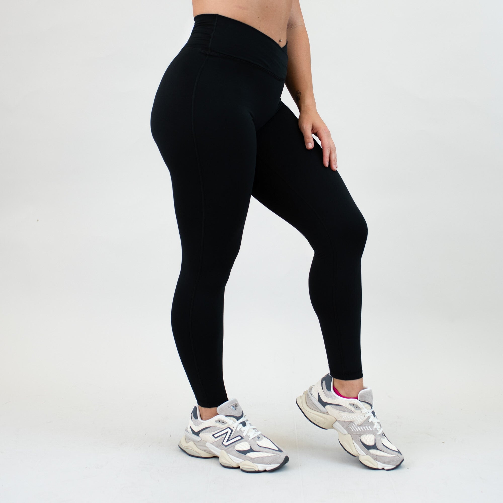 Black V Waistband Leggings 7/8 25" - Mid High Rise