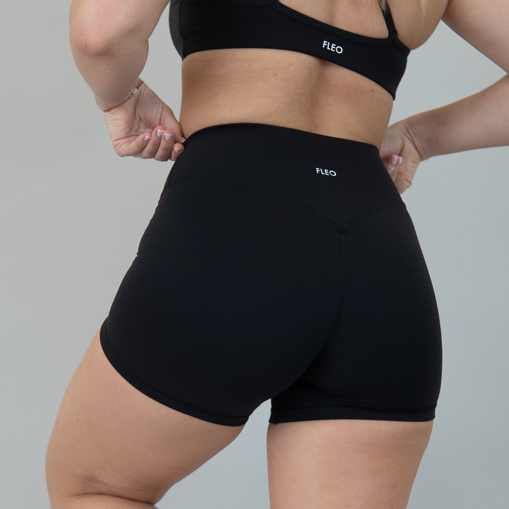 SmoothSculpt Uplift V Back Short 5"