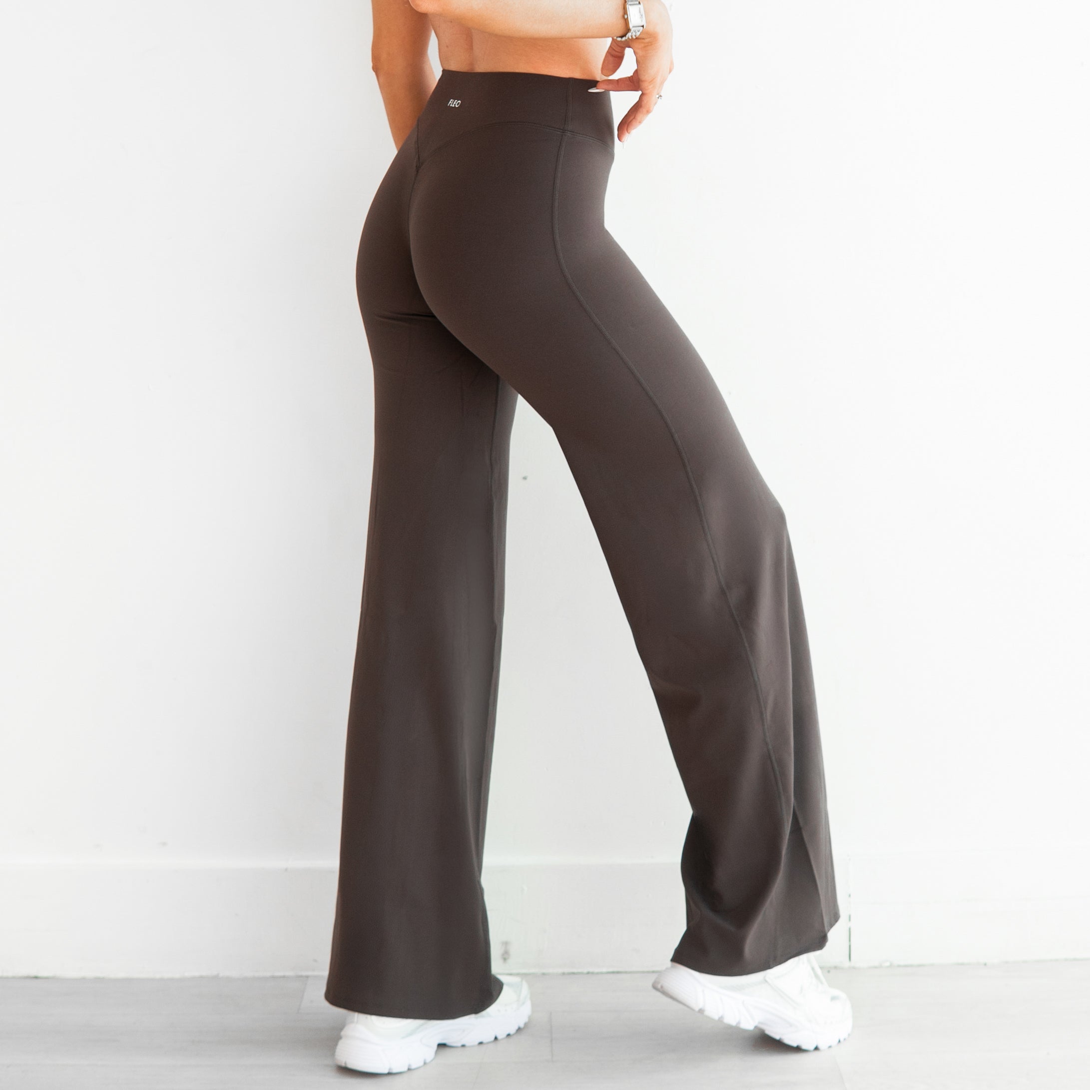 SmoothSculpt Uplift V Back Wide Leg